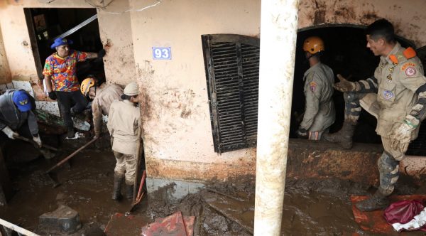 Mobiliza O Para Socorrer As V Timas Da Chuva Em Petr Polis