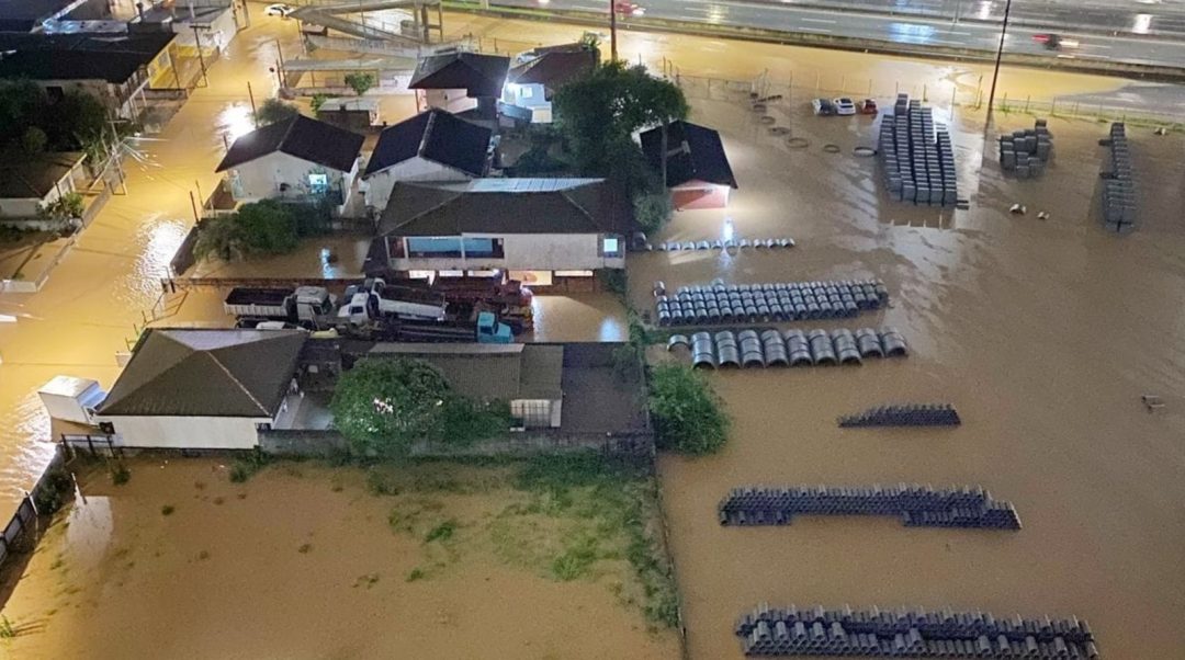 Chuva inunda Grande Florianópolis suspende aulas e bloqueia BR 101