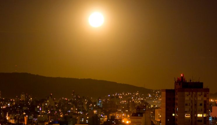 O espetáculo da Lua no céu de Porto Alegre