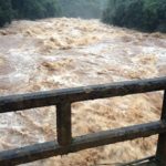 Ciclone traz vento de 104 km/h e provoca inundações e deslizamentos