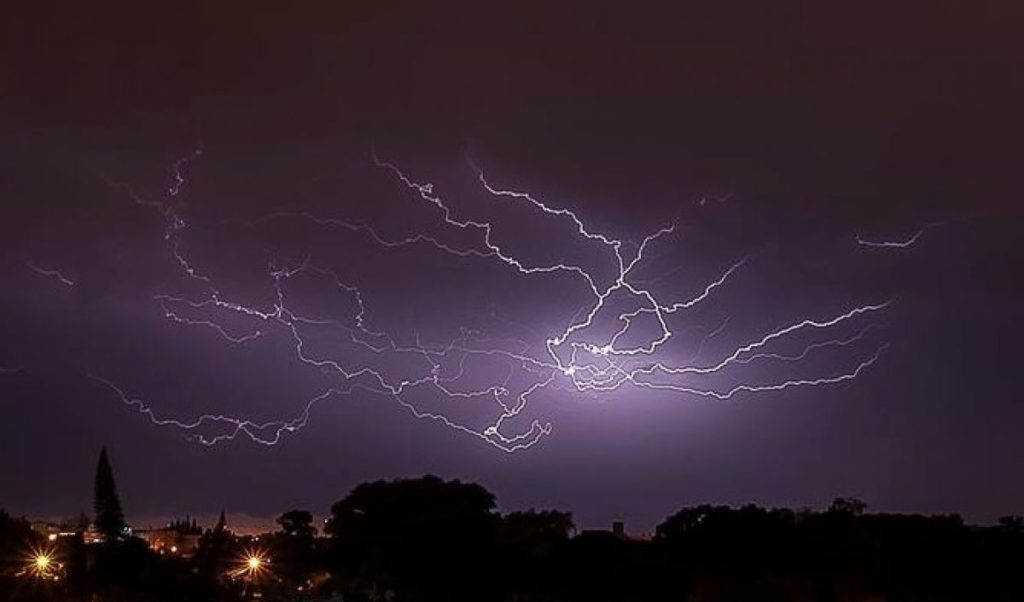 Tempo melhora após transtornos causados por chuva e vento forte