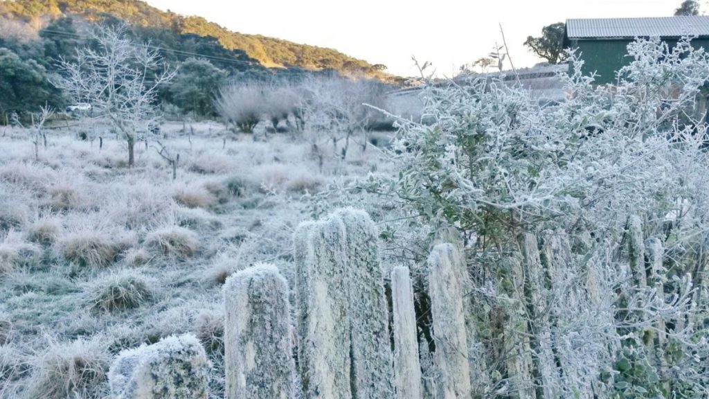 Cartões postais do amanhecer mais frio do ano no Sul do Brasil