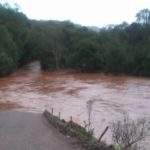 Rios transbordam e provocam inundações no Norte do Estado