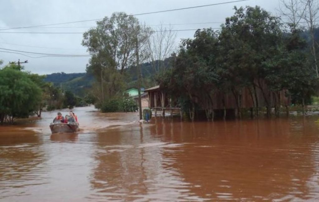 Situação piora a cada hora no Norte gaúcho e no Oeste catarinense