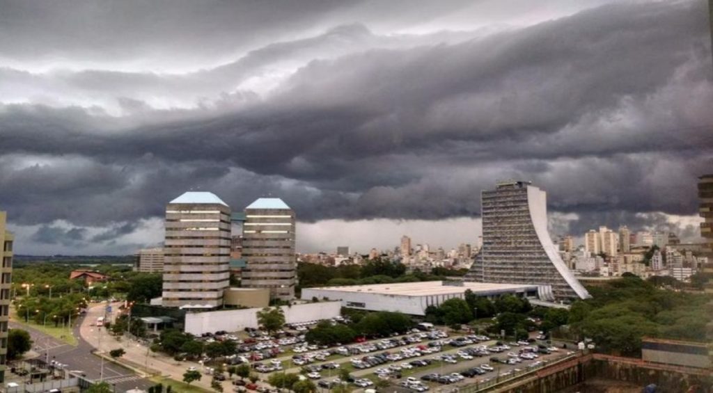 Quinta teve horas de céu ameaçador e incrível nuvem escudo no vale