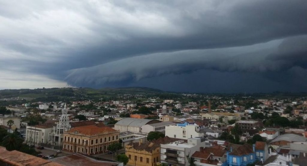 Granizo faz estragos, São Paulo tem recorde de calor e temperatura dispara hoje no Sul do Brasil