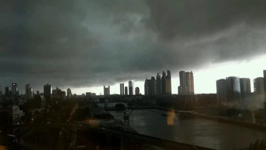 Frente rompe bloqueio e traz chuva, temporais, vento frio e ressaca