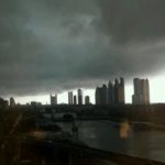 Frente rompe bloqueio e traz chuva, temporais, vento frio e ressaca