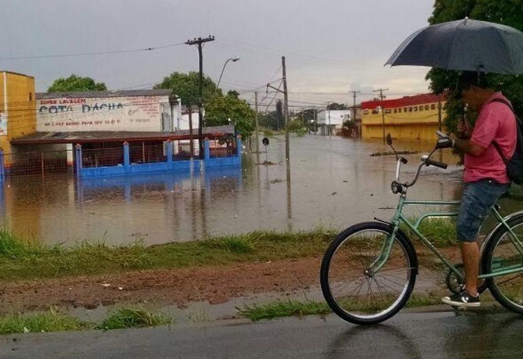 Chuva de 50 mm em uma hora causa alagamentos em Porto Alegre