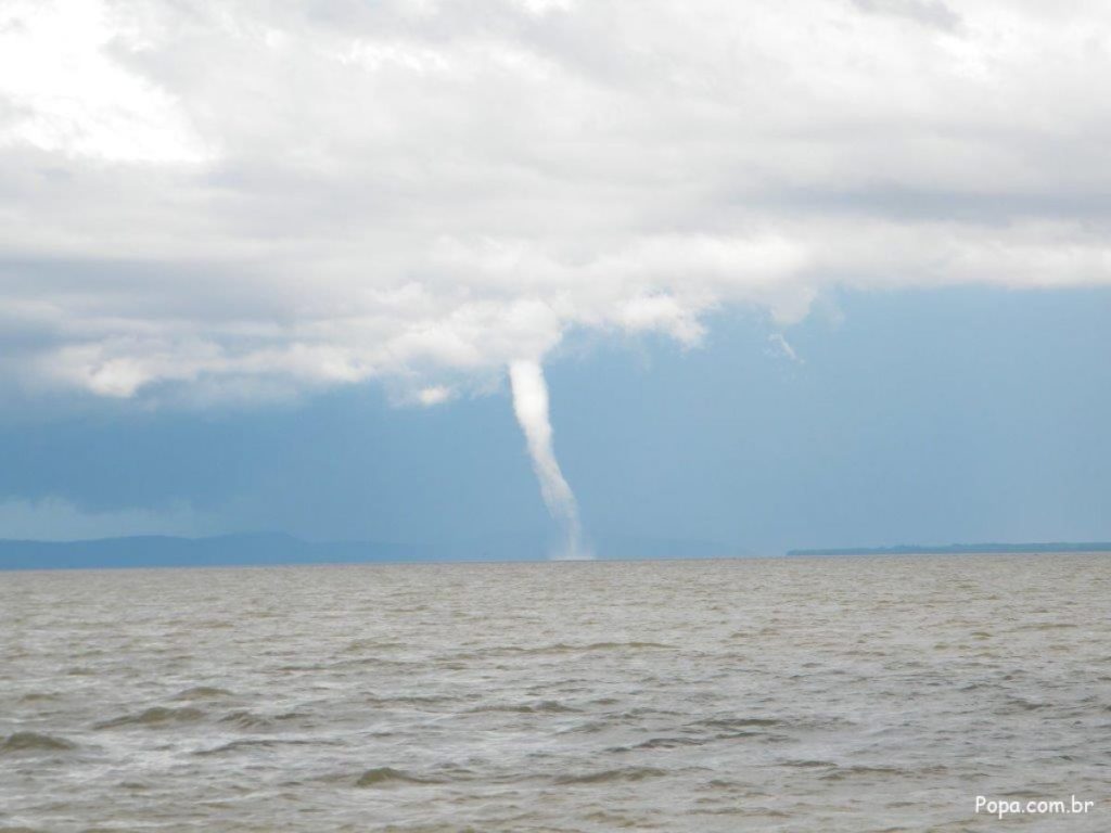 Trombas (tornados) sobre as águas do Guaíba no Sul da Capital
