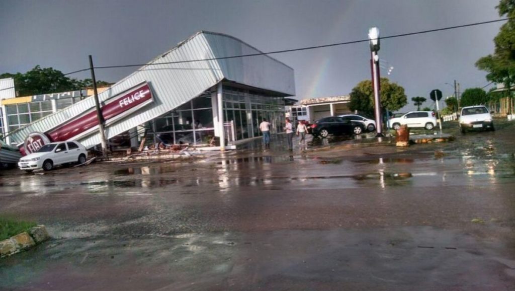 Vento faz estragos em Cruz Alta e Soledade tem nuvem funil