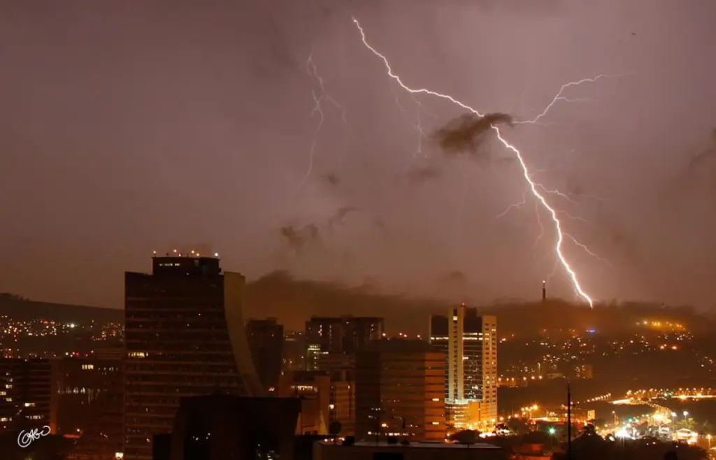 Tempo severo na região de Porto Alegre registrado por nossos leitores