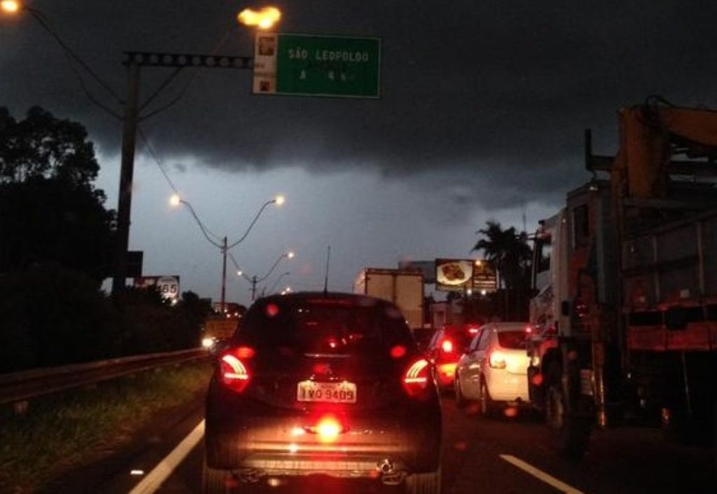 Chuva torrencial de verão traz alagamentos na Grande Porto Alegre