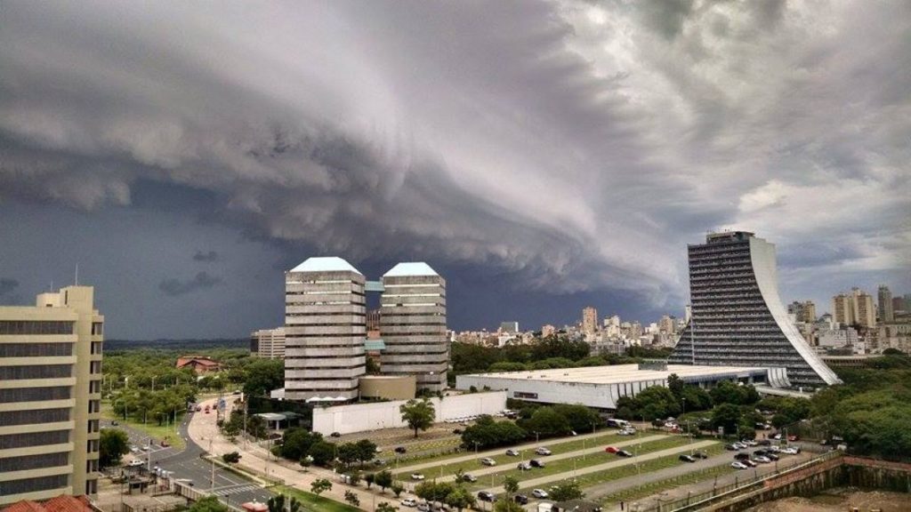 Temporais com incríveis frentes de rajada deixam 1 milhão sem luz