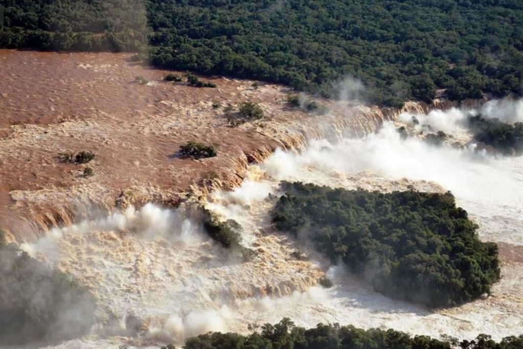Vazão nas Cataratas pode ter superado 50 milhões de litros/segundo
