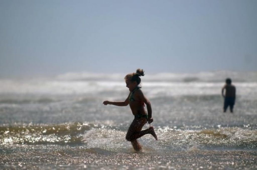 Semana quente e abafada terá períodos de sol e chuva no Estado