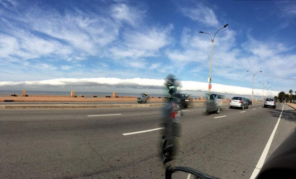 Nuvem rolo sobre o Rio da Prata traz belas imagens em Montevidéu