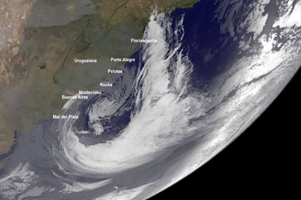 Ciclone trouxe danos com vento de até 125 km/h no Rio da Prata
