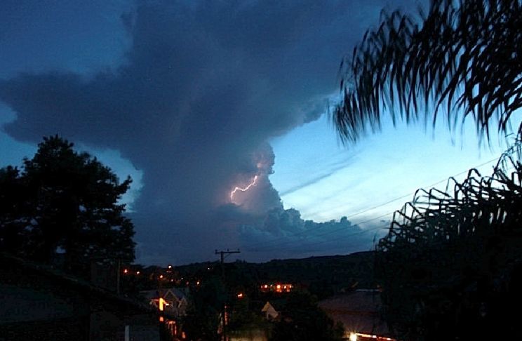 Nuvem Torre Cumulus com raios em Gramado