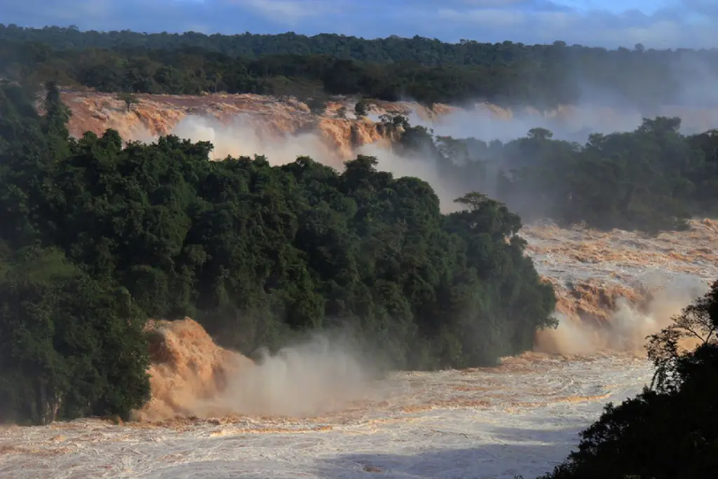 Vazão histórica traz espetáculo inédito nas Cataratas do Iguaçu