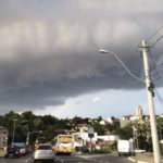 Avanço de frente fria e intenso calor agravam risco de temporais hoje