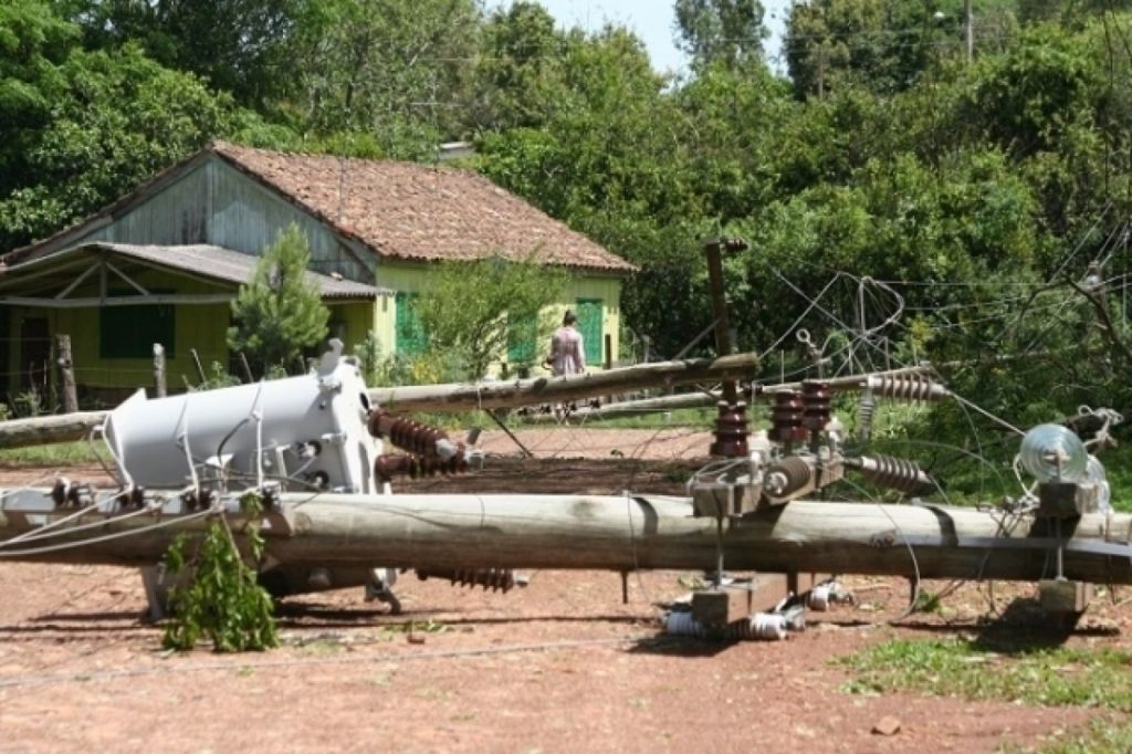 Vento em pontos do Oeste e do Centro do Estado pode ter ficado entre 150 e 200 km/h