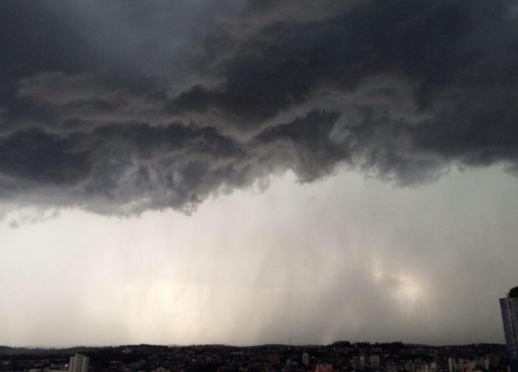 Tempestade com vento de quase 120 km/h atinge Buenos Aires