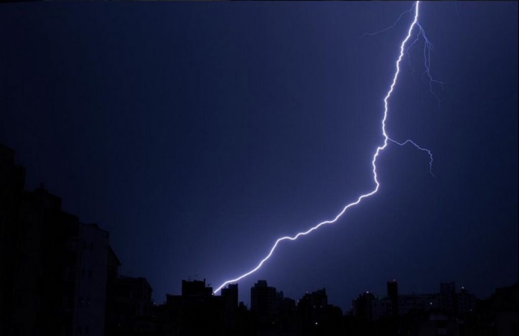 Grave onda de tempestades segue até domingo e começa com chuva histórica de granizo em Porto Alegre