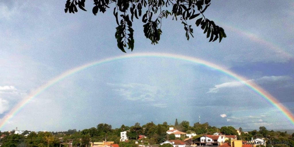 Tempo muito quente e abafado traz pancadas de chuva e temporais