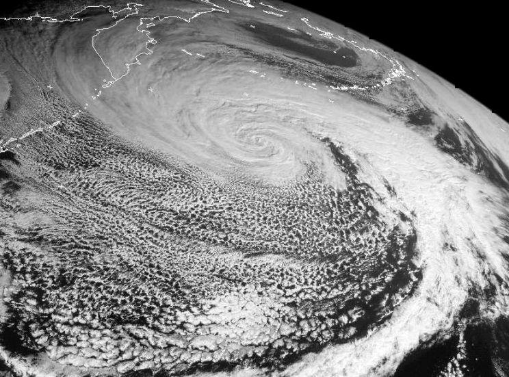 Impressionante ciclone com força de furacão perto do Ártico