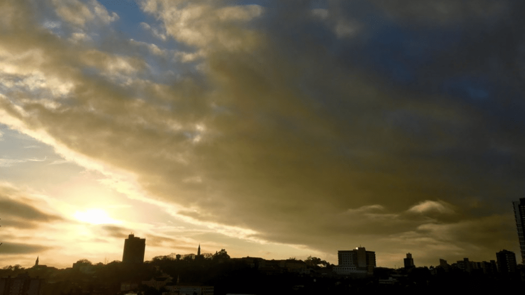 Sexta-feira de sol e nuvens começa e termina com frio