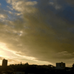 Sexta-feira de sol e nuvens começa e termina com frio