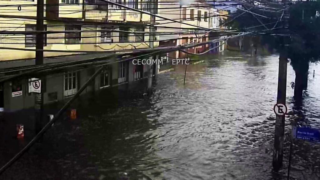 Centro de Porto Alegre tem em só um dia 75% da chuva do mês