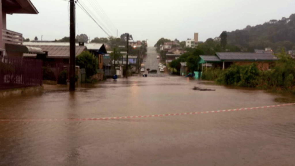 Chuva de 100 mm a 200 mm traz alagamentos em cidades do RS e SC