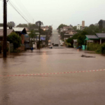 Chuva de 100 mm a 200 mm traz alagamentos em cidades do RS e SC