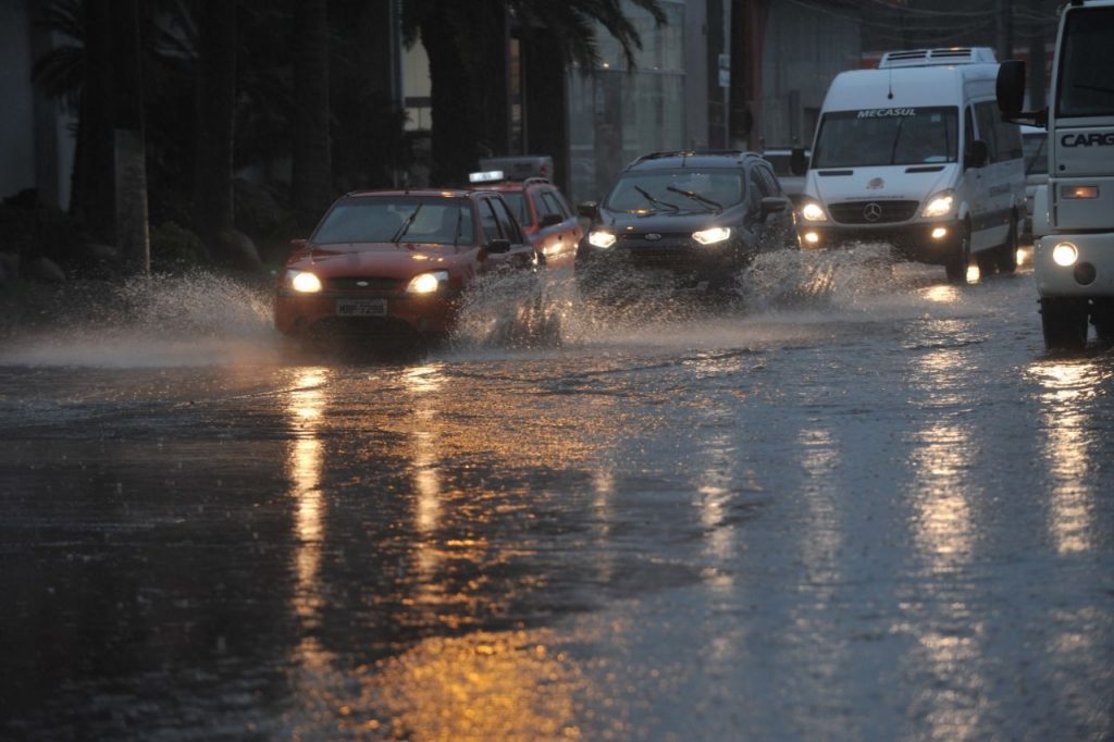 Terça teve alagamentos, muitos raios e granizo