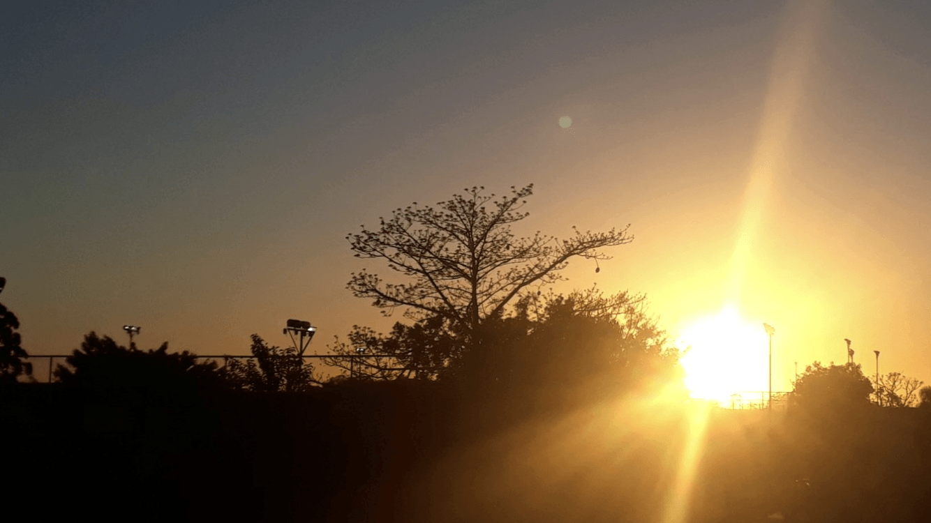 Sol aparece em dia que começa frio e será agradável