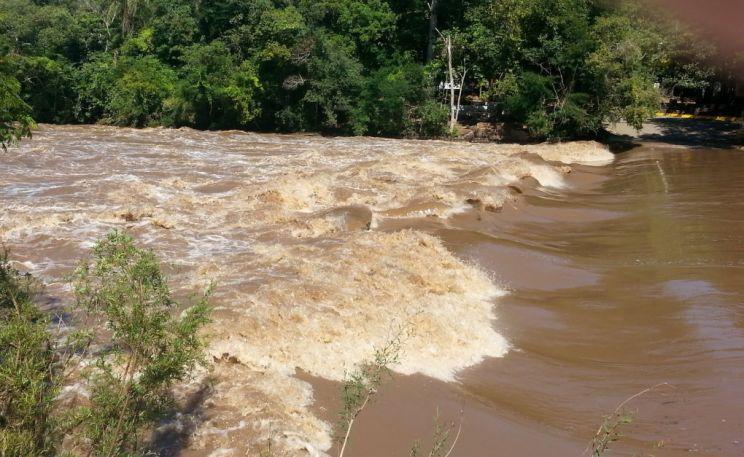 Enchente relâmpago é registrada em cidade do Centro do Estado