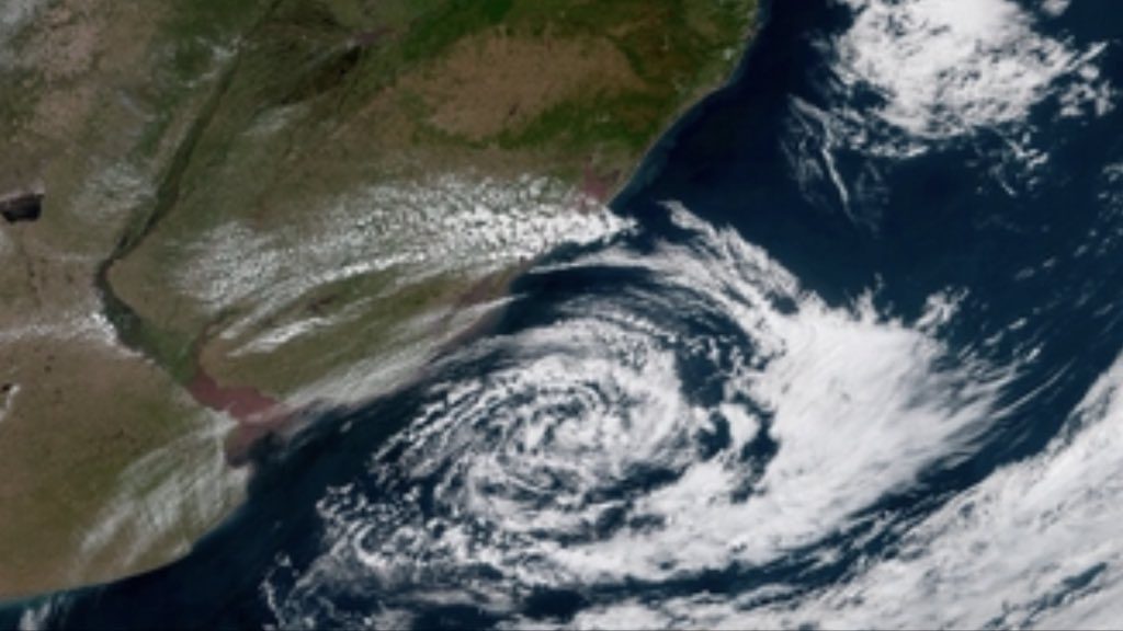 Ciclone e chuva isolada
