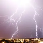 Raios em Santana do Livramento e nuvem-arco em Carazinho