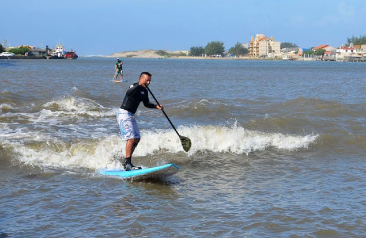 Ciclone Cari provoca “pororoca” em Imbé e garante surfe no rio