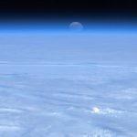 A Lua e a Terra no ângulo da ISS