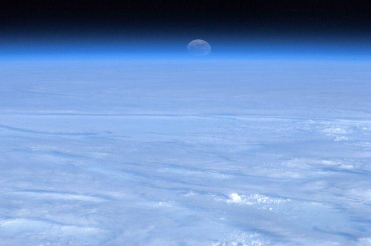 A Lua e a Terra no ângulo da ISS
