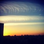 Trilhas de condensação (contrails) dão show no céu de Porto Alegre