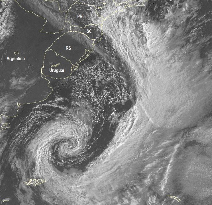 Possível Efeito Fujiwhara no ciclone que traz ar frio para o Estado