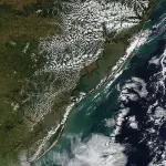 Por que as nuvens se formaram sobre terra e não sobre a água ?