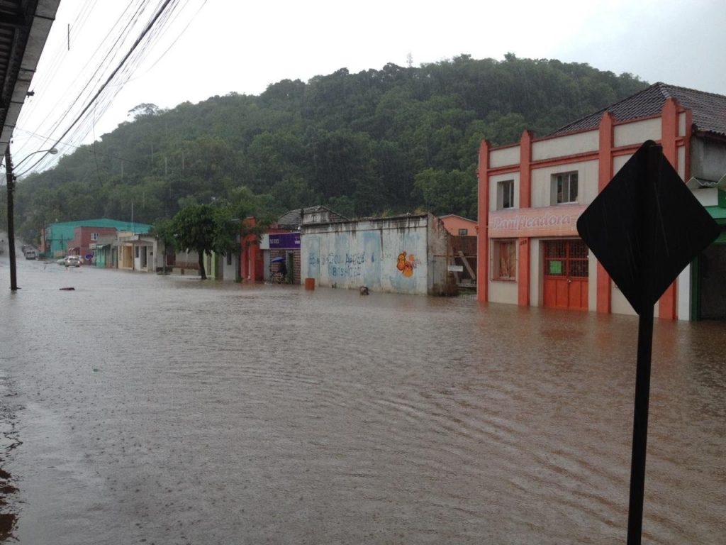 Chuva de até 150 mm e novos vendavais fazem estragos