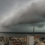 Temporal provoca alagamentos e derruba árvores na Grande POA
