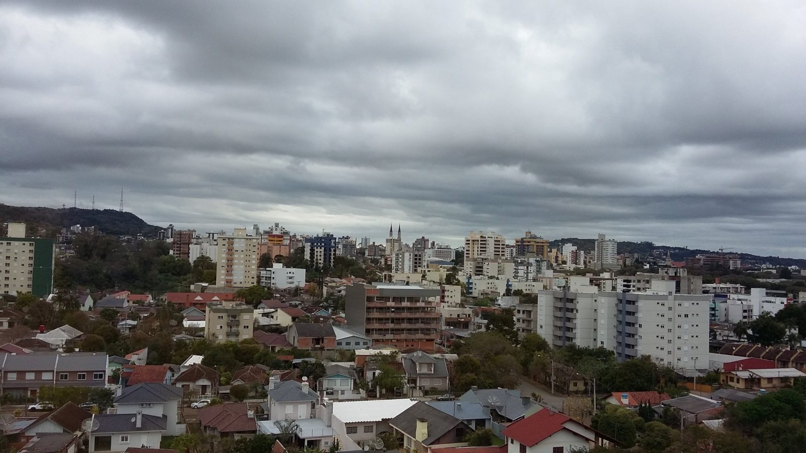 Onde deve chover muito e chover pouco no Sul do Brasil