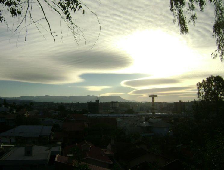 Raras nuvens lenticulares se formam na Grande Porto Alegre